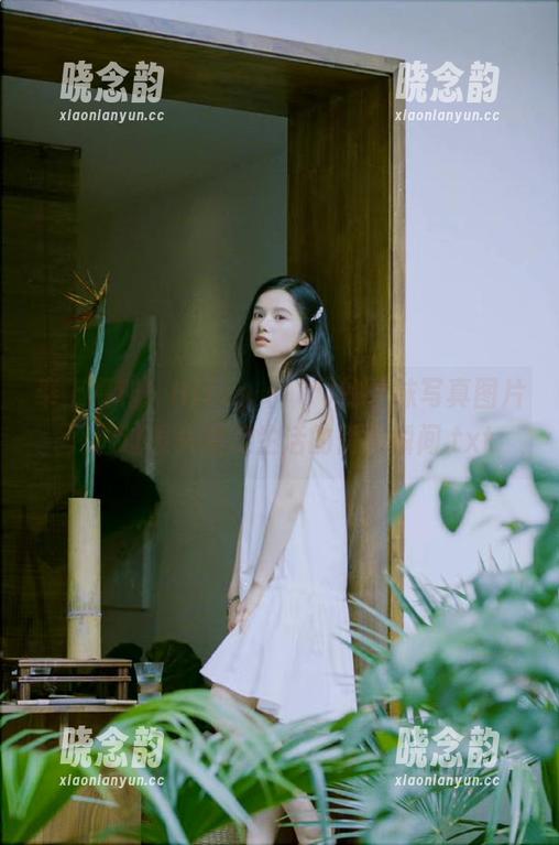 奉上福利！Hizzy (히지)的丝袜写真图片，透过镜头捕捉生活的优雅瞬间.txt